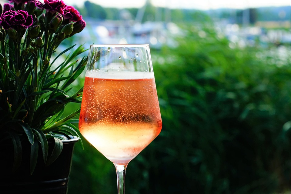 Sodawasser erklärt: Alles, was Sie über diese sprudelnde Erfrischung wissen müssen