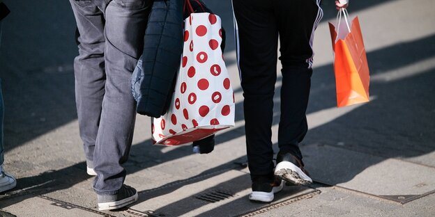 Menschen mit bunten Einkaufstüten Menschen mit bunten Einkaufstüten