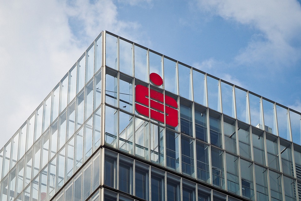 Stadtsparkasse München: Neue Kontomodelle und Gebühren - Was Finanzexperten dazu sagen
