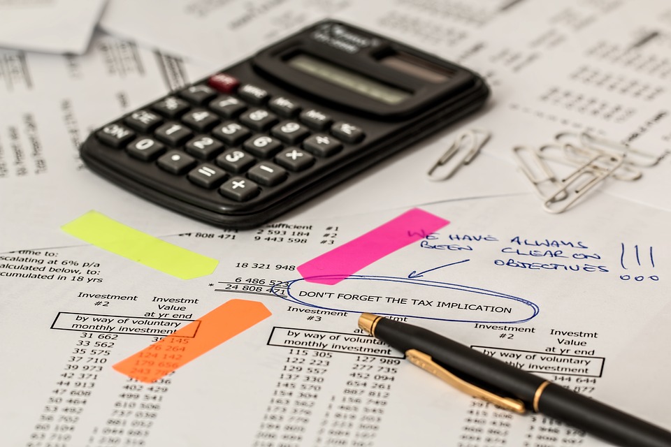Welche Versicherungen sind überflüssig? Ein Finanzexperte erklärt, warum Restschuldversicherungen, Hausratversicherungen und kapitalbildende Lebens- und Rentenversicherungen oft unnötig sind und wie man Ordnung in seine Versicherungen bringt.