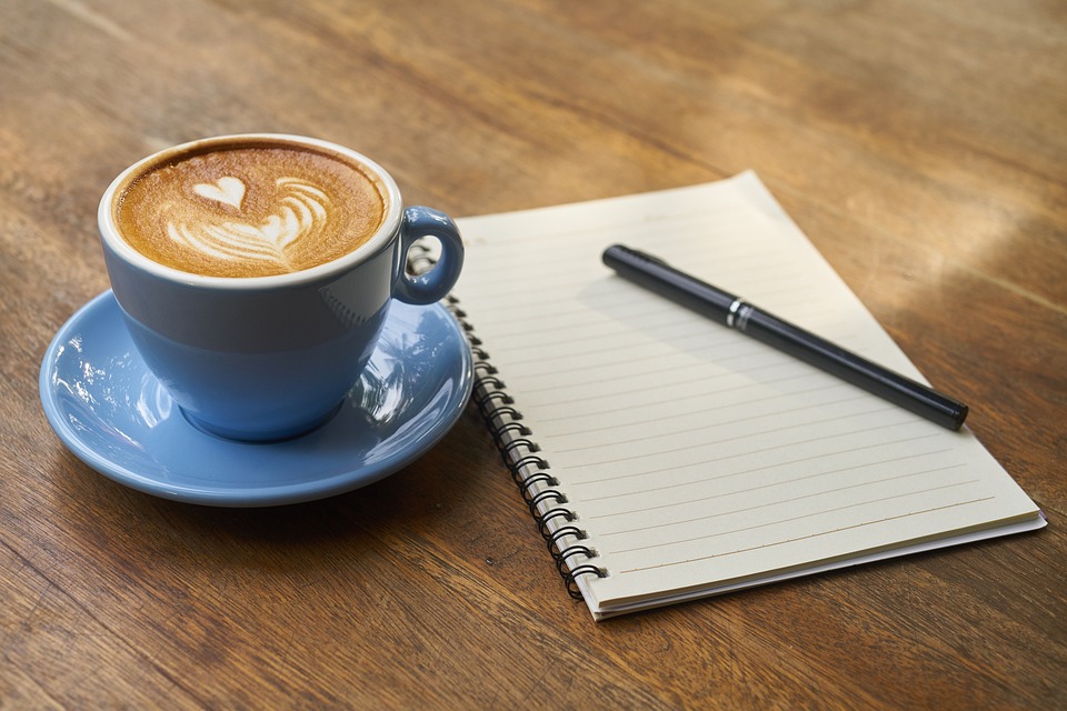 Neuer Arbeitstrend  Coffee Badging : Tricksen Mitarbeiter mit kurzen Bürobesuchen beim Thema Homeoffice?