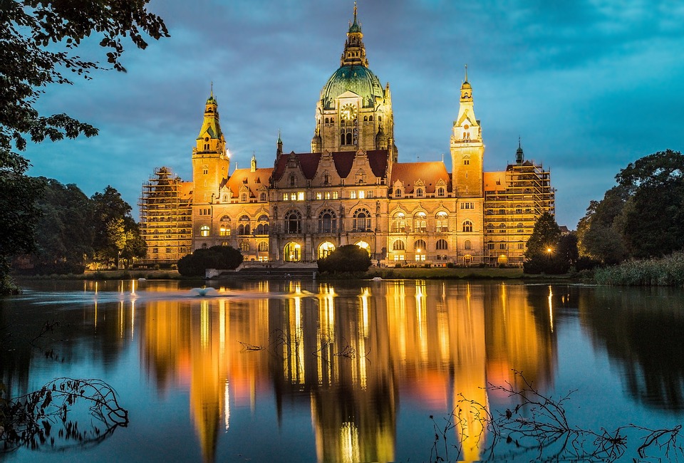 Neue Regelungen für den Personalausweis, Einwanderung und Kfz-Versicherung ab November - was Finanzexperten wissen sollten.