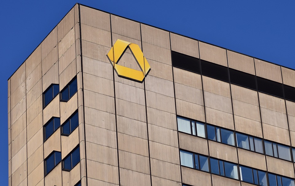 Commerzbank peilt Überschuss von 2,2 Milliarden Euro an - Finanzexperte optimistisch für 2023