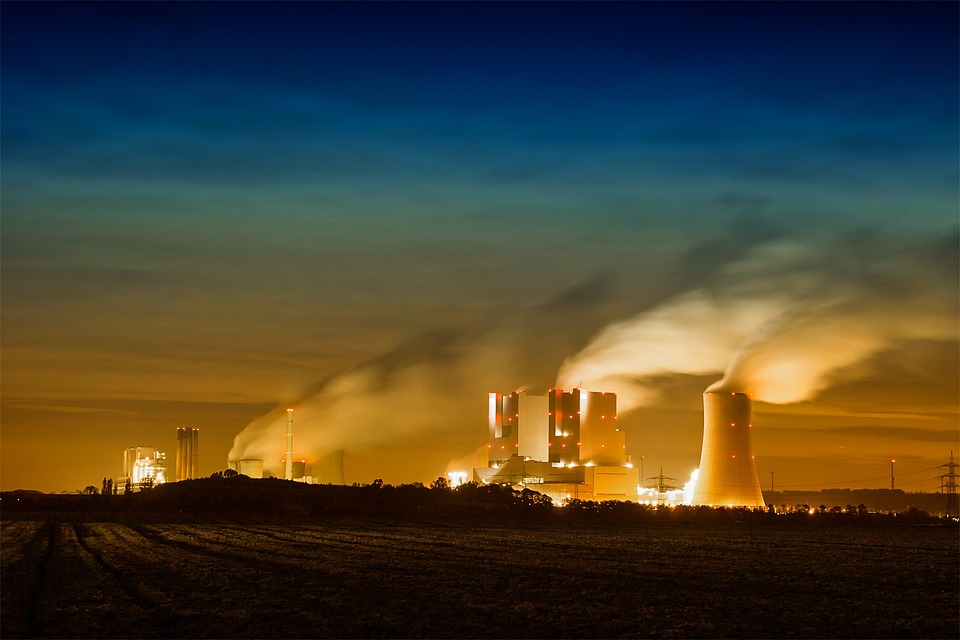 RWE steigert Gewinn durch Erneuerbare Energien und LNG-Handel - Experten positiv gestimmt