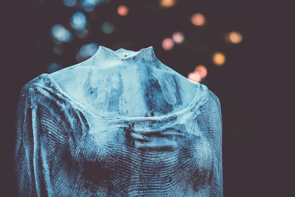 Finanzexperte analysiert Versicherungskosten für beschädigte Schulturnhalle in Odelzhausen