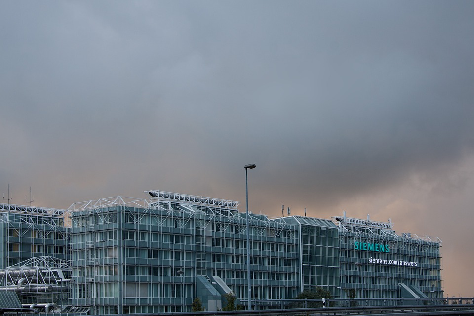 Siemens Energy: Staatliche Garantien teurer als erwartet - Finanzexperte analysiert Gebühren und Auswirkungen.