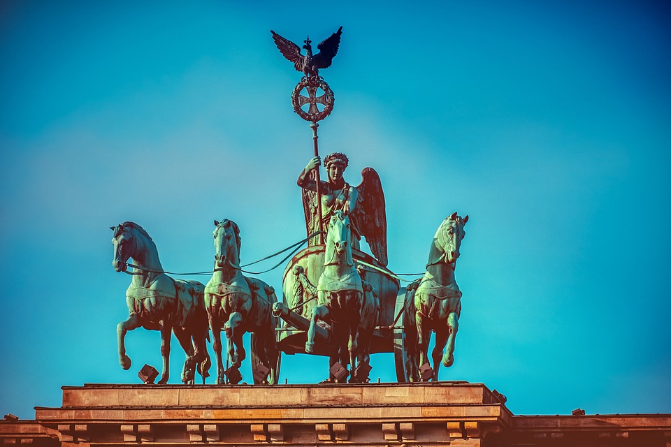 Finanzexperte analysiert: Verfassungsgericht Brandenburg prüft AfD-Klage zum Hilfspaket - mögliche Auswirkungen des Haushaltsurteils aus Karlsruhe