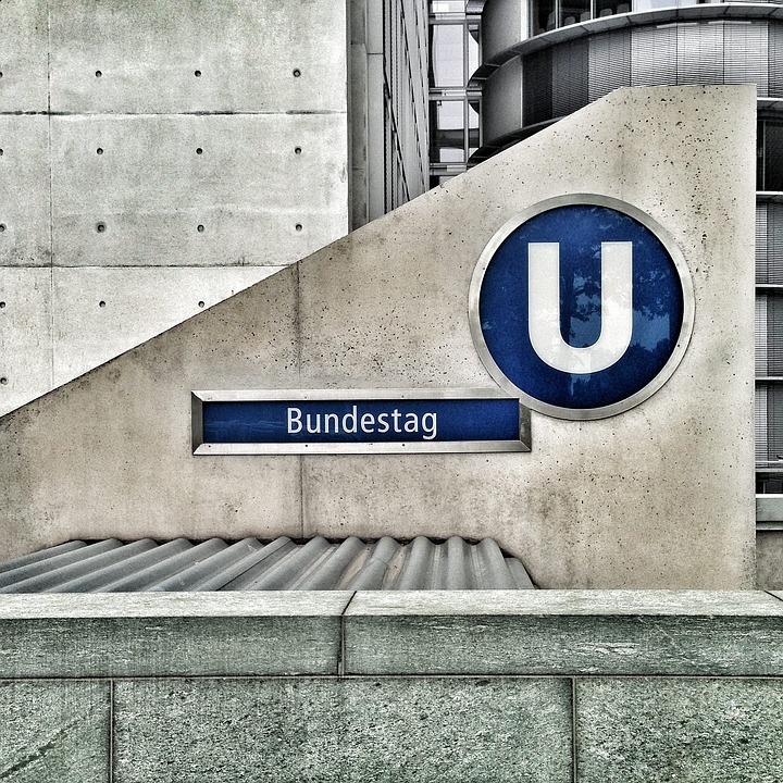 Bundestag setzt Schuldenbremse aus und erhöht CO2-Preis - Finanzexperte erklärt die Auswirkungen