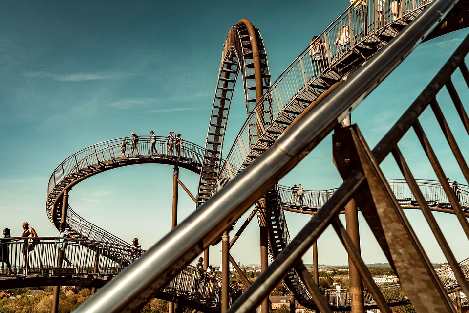 Finanzexperte analysiert: Die Immobilienkrise in Duisburg verlangsamt 6-Seen-Wedau Bauprojekt - Optimismus bleibt. Investorenverträge stehen im Fokus.