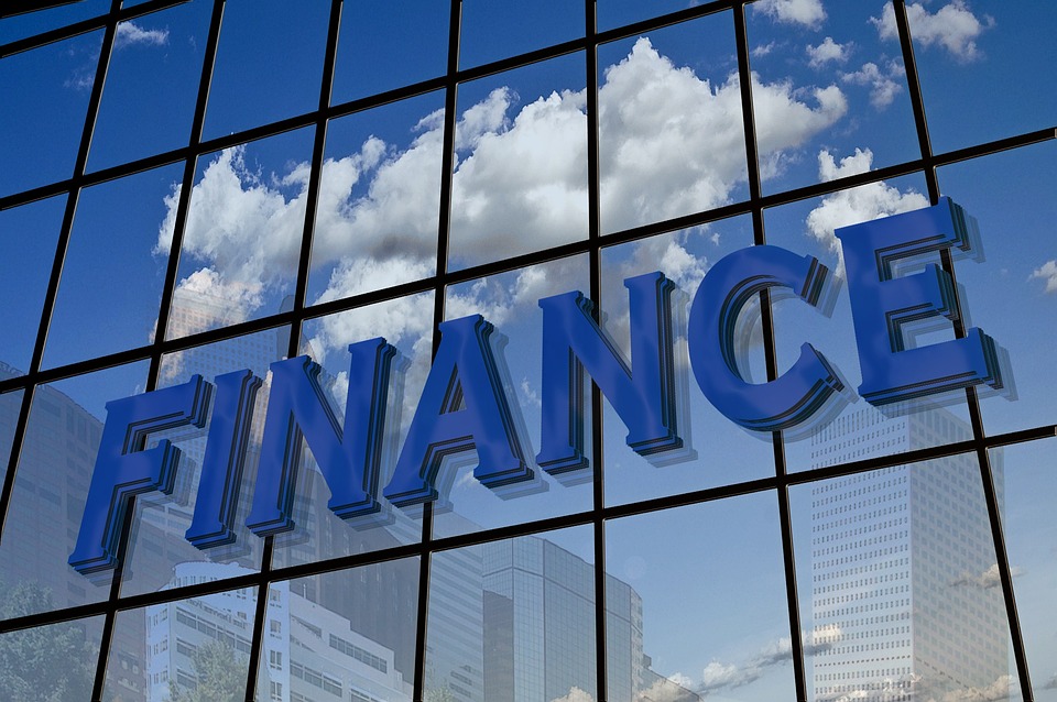 Börse weiter im Aufwind, doch droht baldige Korrektur - Finanzexperte warnt vor Ermüdungszeichen und zeigt Warnsignale auf.