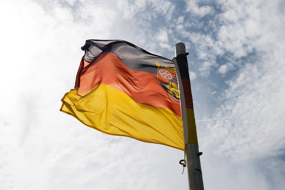 Fachkräftemangel in Deutschland: Wertschöpfungseinbußen von 90 Mrd. EUR pro Jahr und 1,8 Mio. unbesetzte Stellen - DIHK Bericht.
