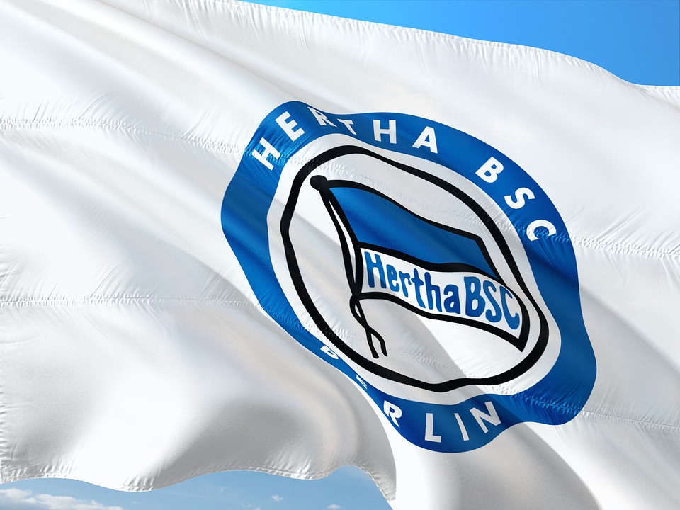 Finanzexperte kritisiert Hertha BSC Investor für Wandel zu Versicherungen statt Fanartikeln