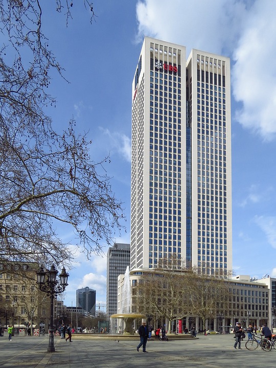 Bayer-Aktie vor Dividendenkürzung? UBS senkt Kursziel drastisch - Finanzexperte analysiert