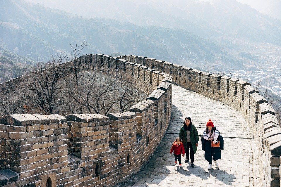 Chinas Wirtschaftsdaten enttäuschen Ökonomen - Was bedeutet das für Anleger? Finanzexperte analysiert.