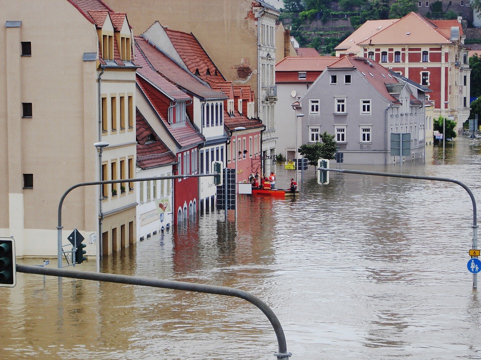 Elementarschutz bei Hochwasser: Wann greift die Versicherung und wie können sich Hausbesitzer vor Schäden schützen?