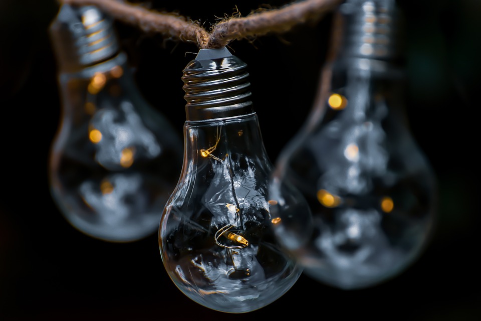 Strom- und Gaspreisbremsen fallen weg - Was bedeutet das für Verbraucher und Energiekosten? Finanzexperte klärt auf.