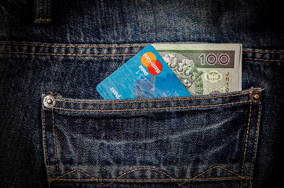 Kreditkarten im Urlaub: Tipps für die richtige Wahl - Versicherung, Kosten und Akzeptanz, wichtige Faktoren für Finanzexperten.