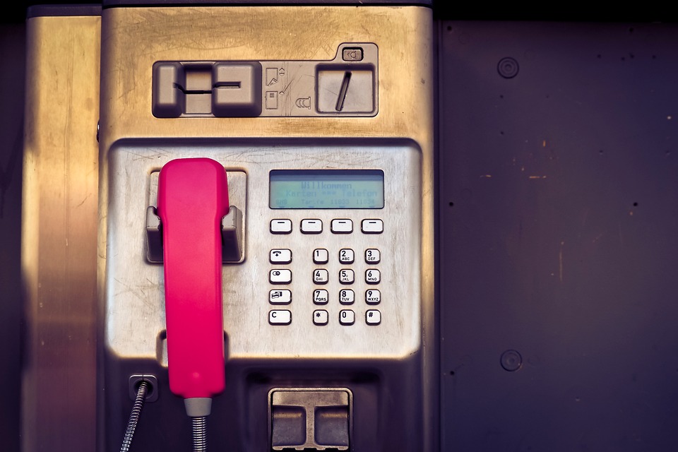 Telekom- und DHL-Aktien verlieren aufgrund geplanter Verkäufe - Finanzexperte gibt Einschätzung
