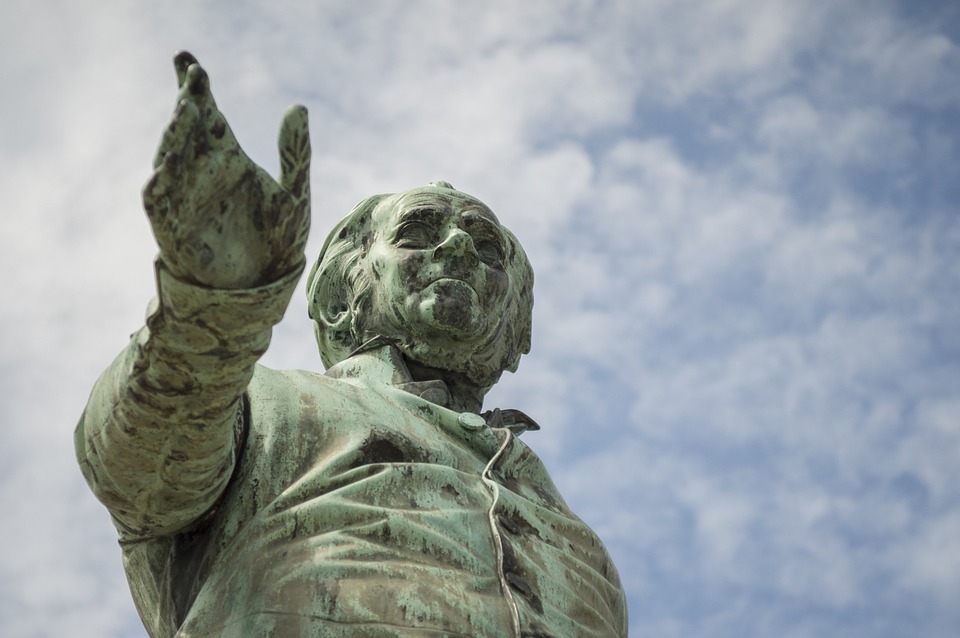 Die umstrittene Berechnung der Grundsteuer in Essen zieht vor allem Geschäftsgrundstücke in Mitleidenschaft. Was bedeutet das für Mieter und Wohneigentümer? Die Art der Bewertung, ob stabil oder variabel, hat weitreichende finanzielle Auswirkungen. Die Stadt Essen droht eine Lücke von 20 Millionen Euro im Haushalt zu entstehen. Ebenda fordert ein Finanzexperte die Korrektur der Berechnung. Allerdings sieht das Land „keinen Handlungsbedarf.“ Fünf Jahre lang hat das Bundesverfassungsgericht eine neue Bewertung der Grundsteuer durch die Gemeinde vorgeschrieben. Nun sorgt die Tatsache, dass ein orientierter Hebesatz von 28,2 Prozent auf 911,1 Millionen Euro in Essen erhöht wird, für Unmut. Auch die potenziell zunehmende finanzielle Auslastung der Mieter und Wohneigentümer in Essen könnte kritikwürdig sein. Der Stadtregierung droht, dass sich die Bewertung der erfolgreichen Grundstücksvermietung auf stabile Finanzen und entsprechend stabile Investoren auswirkt. Erschwerte Kreditaufnahme oder Mietaktualisierung sind zwei mögliche Szenarien, die sich an den niedrigen Hebesätzen für die besteuerbaren Mieten ausrichten.