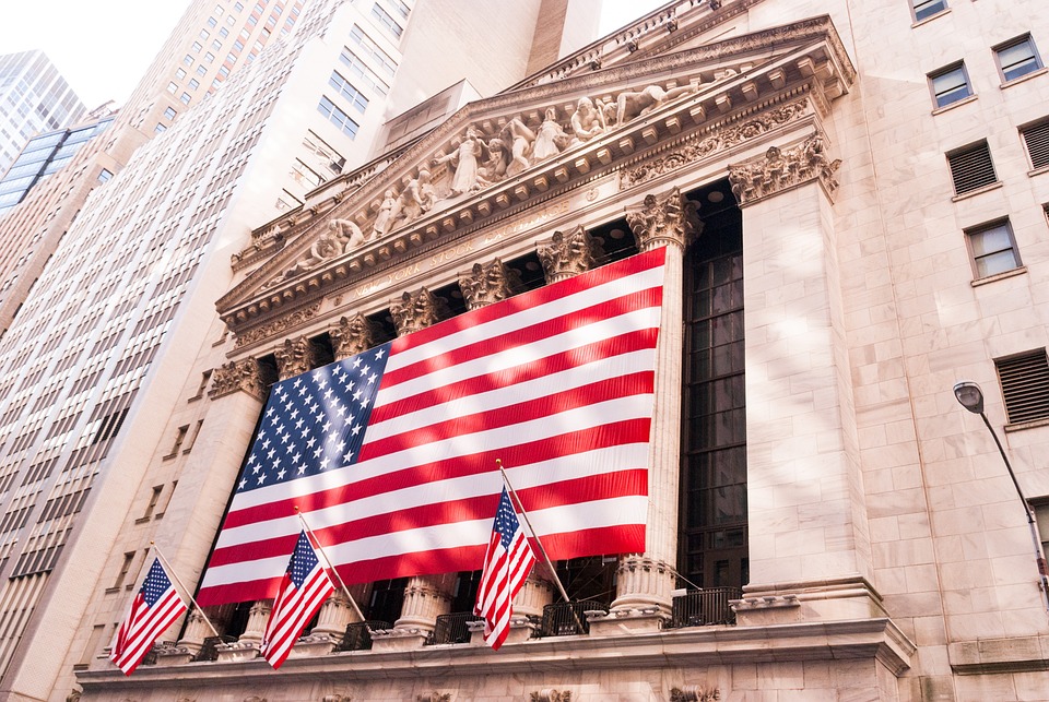 Der Nasdaq 100 auf dem Weg zum Allzeithoch: Wie sich die unerwartet dovishen Signale der US-Notenbank auf die Aktienmärkte auswirken könnten.