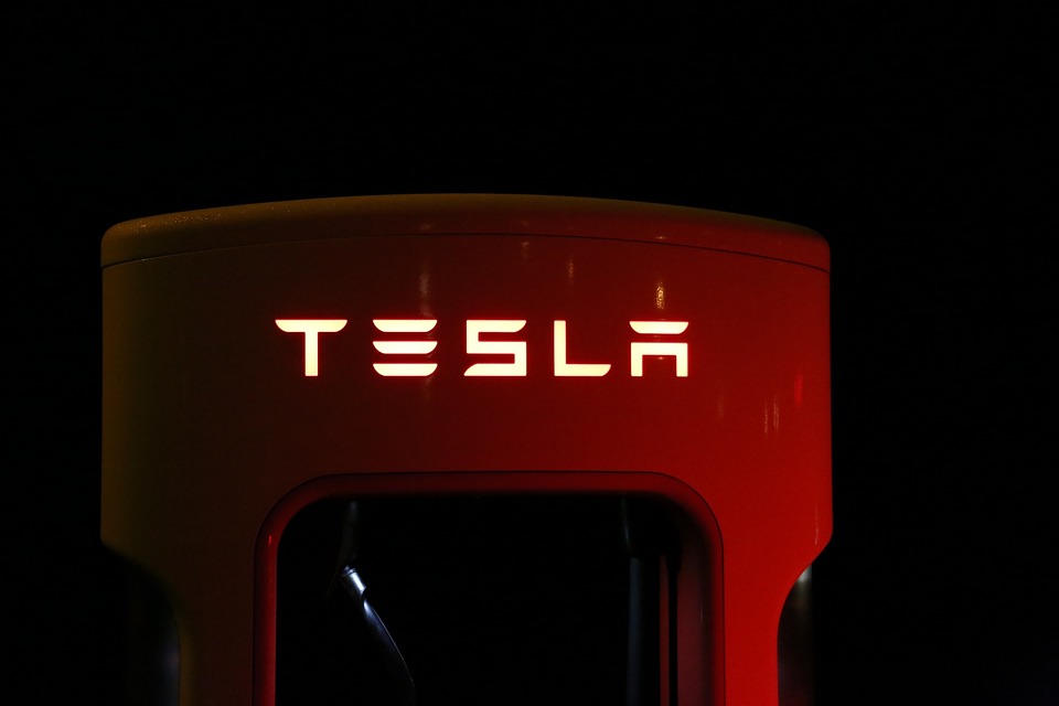 Tesla bietet eigene Autoversicherung an: Lohnt sich der Deal?