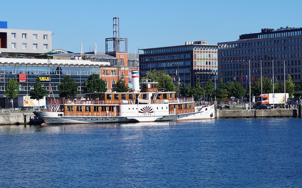 Warum Deutschland jetzt zwei Feiertage opfern sollte - Finanzexperte erklärt.