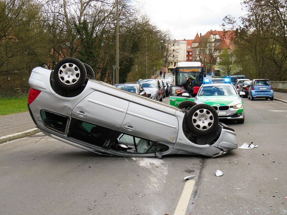 Verkehrsunfall mit Sachschaden: Finanzexperte warnt vor Konsequenzen bei fehlender Zulassung