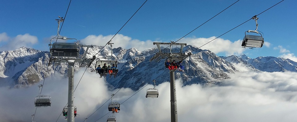 Wintersportler aufgepasst: Warum der Versicherungsschutz vor dem Skiurlaub geprüft werden sollte - Tipps vom Finanzexperten
