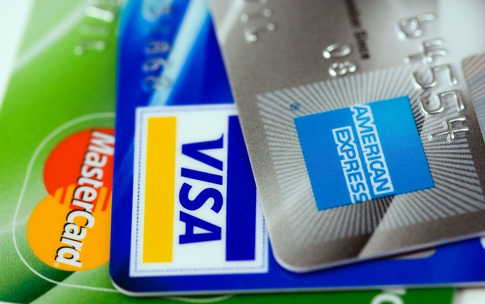 Visa steigert Gewinn und Erlös im ersten Quartal 2023/24 - Anleger reagieren verhalten