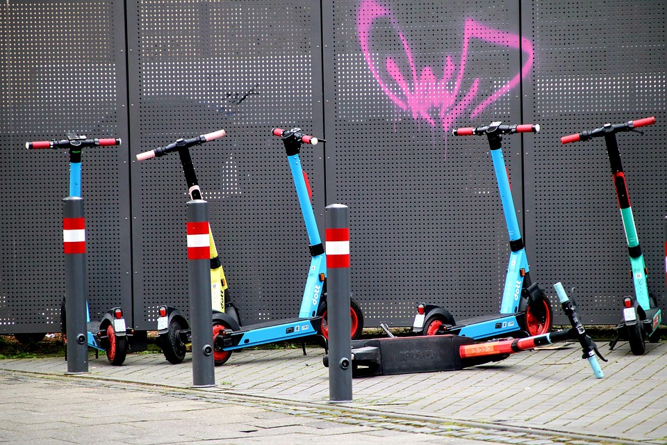 Unversicherter E-Scooter: Darum sollten Sie als Finanzexperte auf die Pflichtversicherung achten