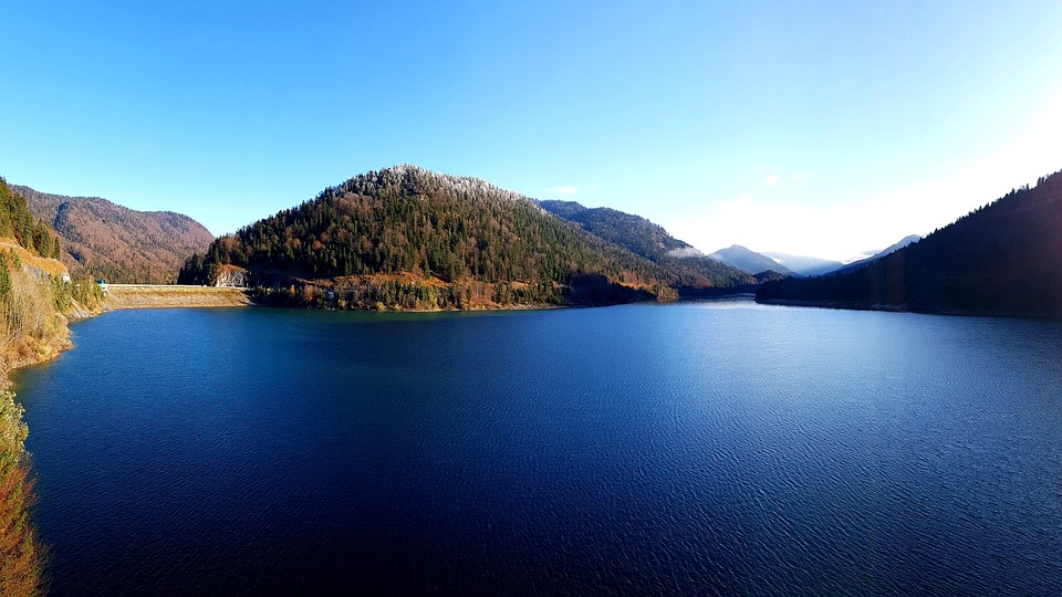 Hochwasserschutz und Versicherungsleistungen bei Überschwemmungen - Ein Finanzexperte gibt Antworten.