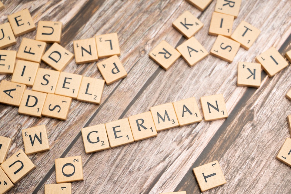 Der Einfluss niedriger Zinsen auf Wirtschaft und Finanzmärkte: Herausforderungen für Anleger.