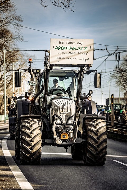Führerschein-Debatte: Rechtsexperte kritisiert Bauernproteste als „Fahren ohne Fahrerlaubnis“