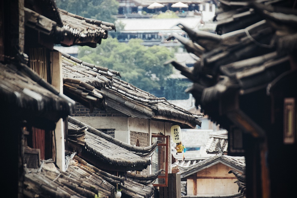 Chinas Industrieindex sinkt stärker als erwartet - Finanzexperte analysiert die Auswirkungen.
