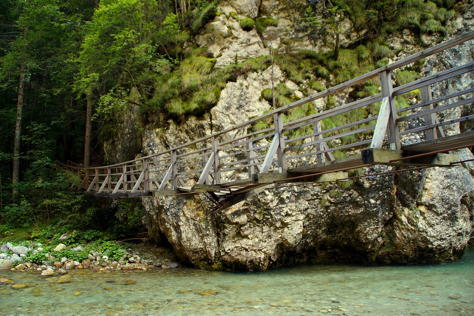 Gewerbeimmobilienmarkt 2023: Transaktionsvolumen eingebrochen und Preise gesunken - Experten rechnen mit Erholung.