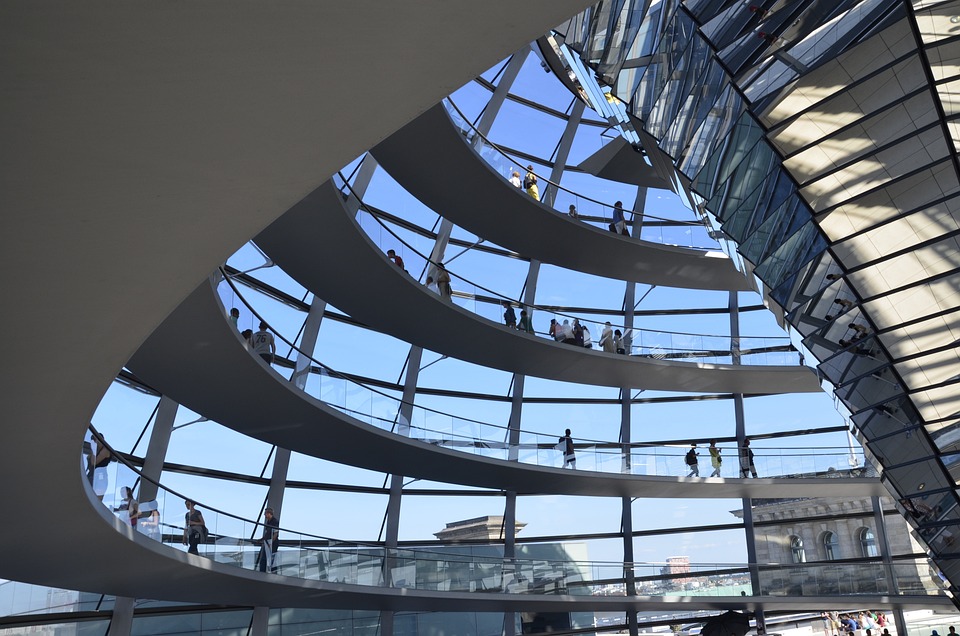 Berliner Wirtschaftspolitik: CDU und SPD im Ringen um Mindestlohn, Stadtwerke und Messe - Einblicke von Top-Finanzexperten.