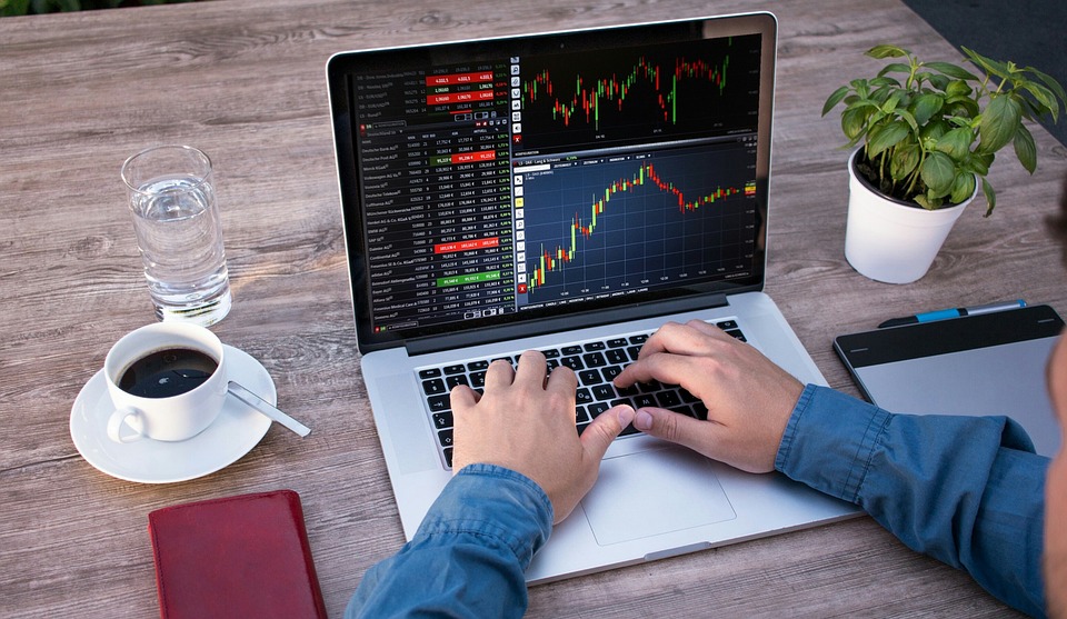 Analyse: Deutsche Aktienmärkte stabil nach bewegter Woche - Analyse von Finanzexperten zur aktuellen Entwicklung von Dax, MDax und EuroStoxx 50.