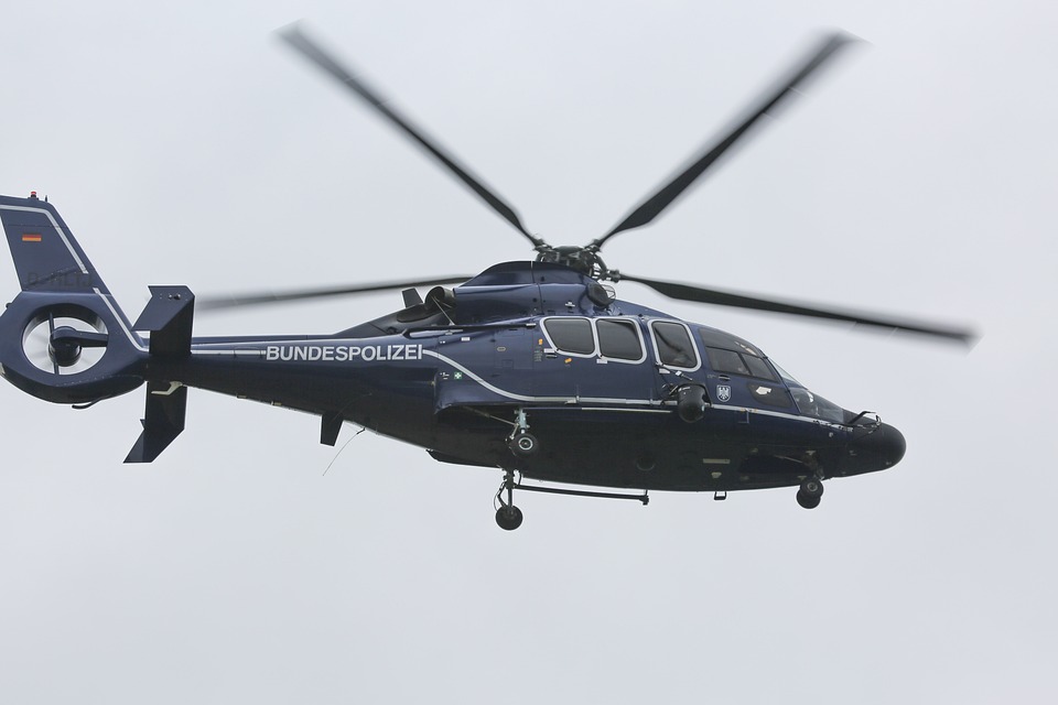 Bundespolizei stoppt überbesetztes Schleuserfahrzeug: Finanzrechtliche Konsequenzen für Fahrer und Migranten