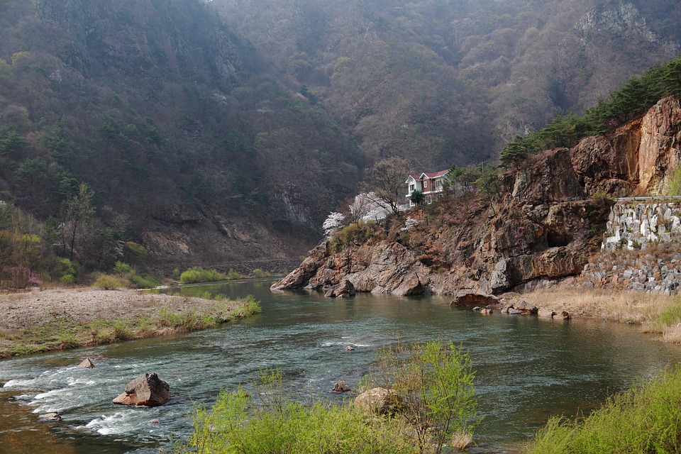 Aktuelle Lage an der US-Börse: Dow Jones im Plus, Nasdaq im Minus - Große Erwartungen an Fed-Zinsentscheid.