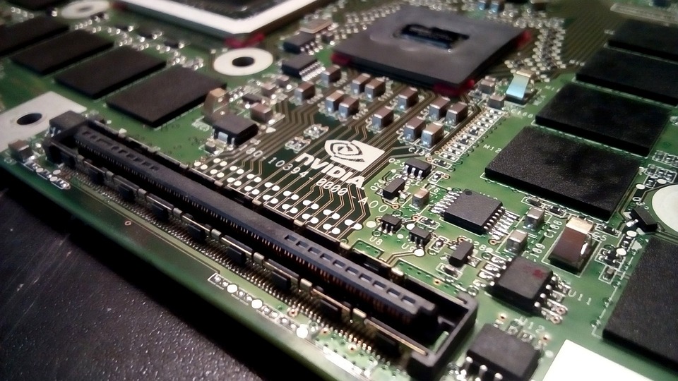 NVIDIA plant neue Geschäftseinheit für maßgeschneiderte KI-Chips: Finanzexperten sehen enorme Marktchancen