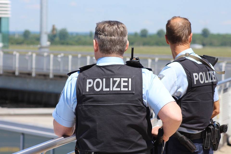 Bundespolizei stoppt überbesetztes Schleuserfahrzeug ohne Versicherung - Experte warnt vor lebensgefährlichen Straftaten