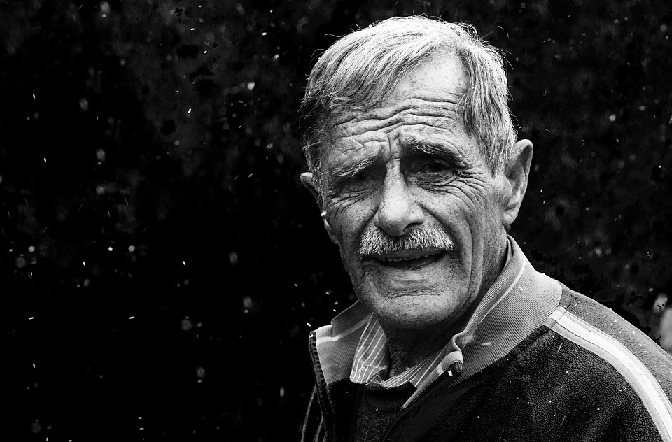 Rentner Heinz B. (80) verrät:  Das Geheimnis meines Reichtums liegt im Sparen und klugen Immobilienkauf!
