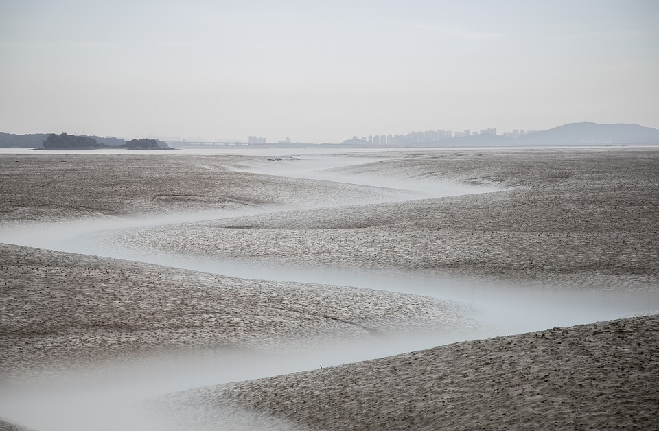 DZ Bank stuft Deutsche Telekom als Kauf ein: Potenzial durch mögliche Unternehmenssteuersenkungen in den USA