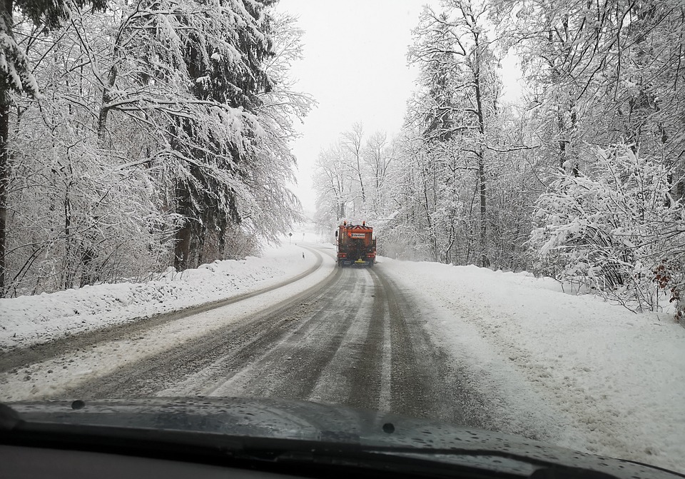 Schneechaos in den Alpen: Verkehrschaos auf den Pisten und Straßen