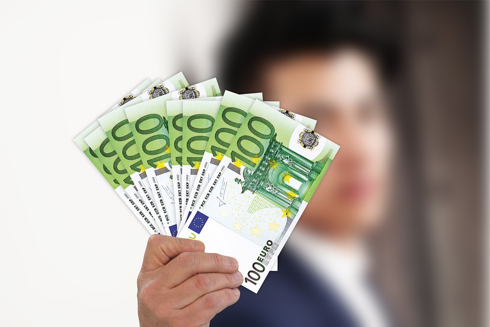 Euro fällt unter 1,07 Dollar: Konjunkturdaten belasten Währung
